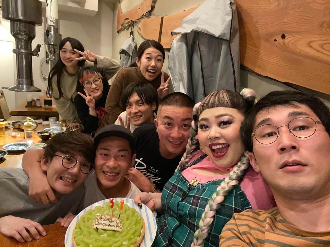 松浦志穂のインスタグラム：「10月23日我らが直美大将birthday🎂🎊👏 ・ 熱くてパワフルで生命力みなぎる大将の言葉はマジ金言💴地面に頭のめり込んで地下鉄掘れるくらいお世話になっています🚞どゆこと🙃大将いつもありがとうございます🙏 ・ #お誕生日おめでとうございます  #㊗️」