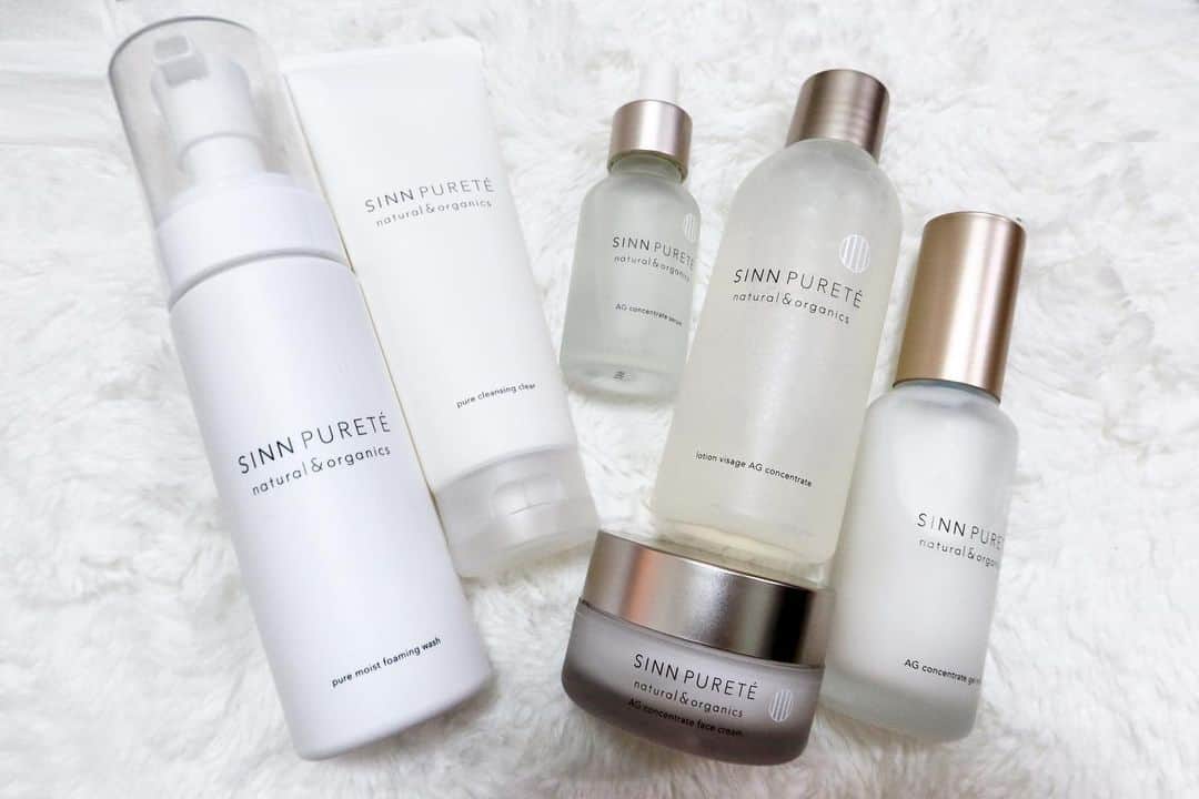 かんだまのインスタグラム：「会社の商談で　@johnmastersorganics_japan さんに伺ったら、普段sinn pureteのコスメを使ってるのを認知してくださっていて、そしたらスキンケアの新しいシリーズをまさかのお土産で頂いてしまった😭♡ありがとうございます。 . ちなみにこの手の情報に疎いものでして、オススメのスキンケア用品ある方いたら教えてください😶」