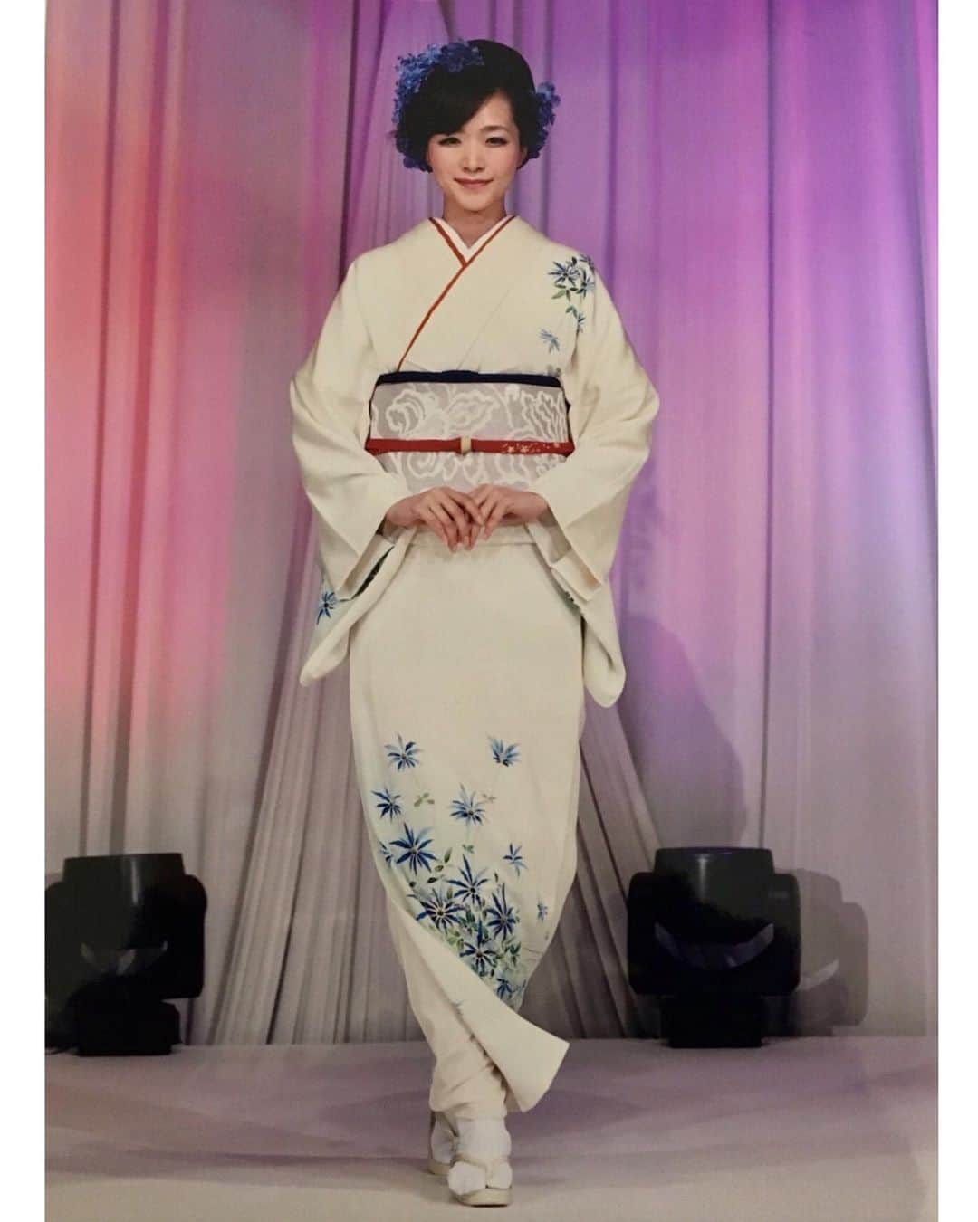 上妻未来さんのインスタグラム写真 - (上妻未来Instagram)「今日とっても響いた言葉🌿  トータルコーディネートとは… カバンやアクセサリーだけではなく 所作やヘアメイクも合わせて完成するもの。 紫藤尚世さんのお言葉。 たくさんの刺激を受けた着物ショーでした👘  この写真は 目黒雅叙園にて開催された 「假屋崎省吾の世界展」に出演した時のもの🌷🌷🌷 またショーに出たいな＾＾ #着物#着物モデル#和装#和装髪型#和装ヘア#和装モデル#浴衣#着物ショー#假屋崎省吾#ウエディングモデル#kimonofashion#kimonojapan」10月28日 0時15分 - kozuma.m