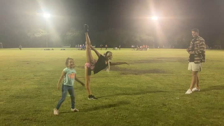 Mia Diazのインスタグラム：「This is what happened at my bro @tylerddiaz50 soccer game last night 🤷‍♀️😂👍 Acro fun with this little cutie @mariaparrah16 #miadiaz #dance #acro #shehasnoback」