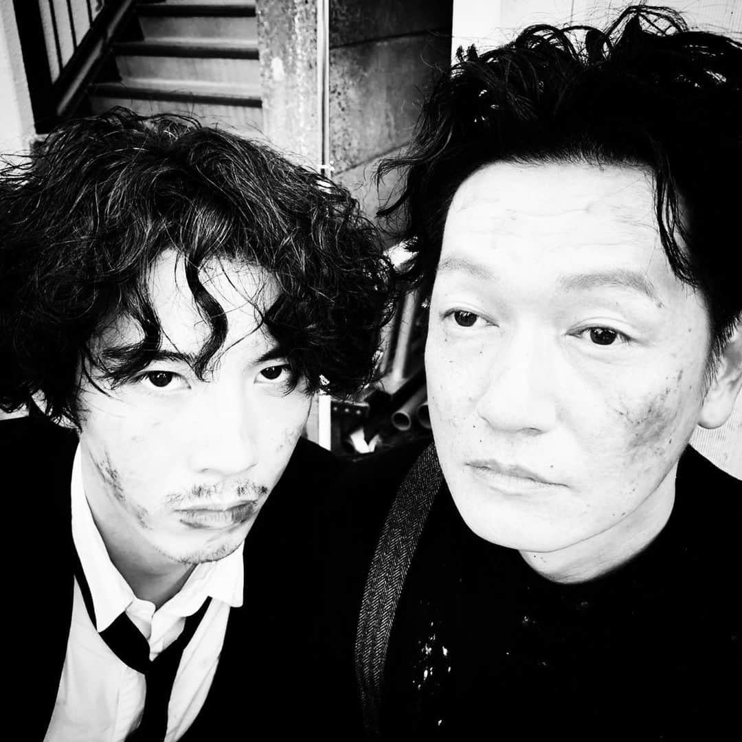 井浦新さんのインスタグラム写真 - (井浦新Instagram)「CG合成一切なしのバトル 清春マジで吹っ飛んでます あんなシーン演れたらさぁ 全身全霊全部出しきり そりゃあ無にもなりますよ公式さん 役者冥利に尽きました 第３話 ご視聴ありがとうございました  #Repost @nny_ntv ・・・ この後10:35はノワールナイト🌑 #賀来賢人 #井浦新 #19ページ #お楽しみに #🏉延長 #ニッポンノワール」10月28日 0時18分 - el_arata_nest