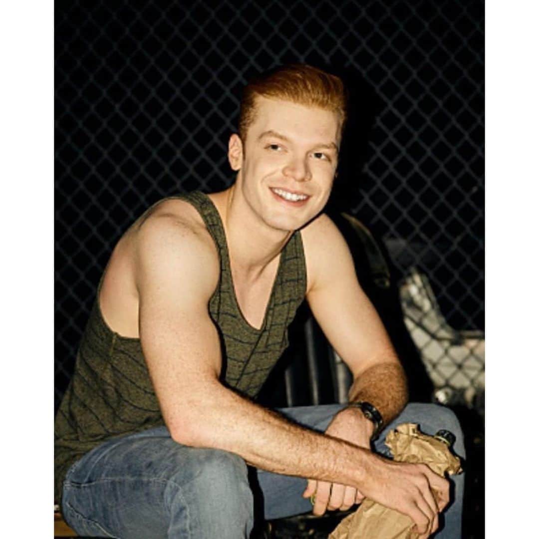 キャメロン・モナガンのインスタグラム：「Ian ❤️ Mickey . . . & Veronica? #Shameless」