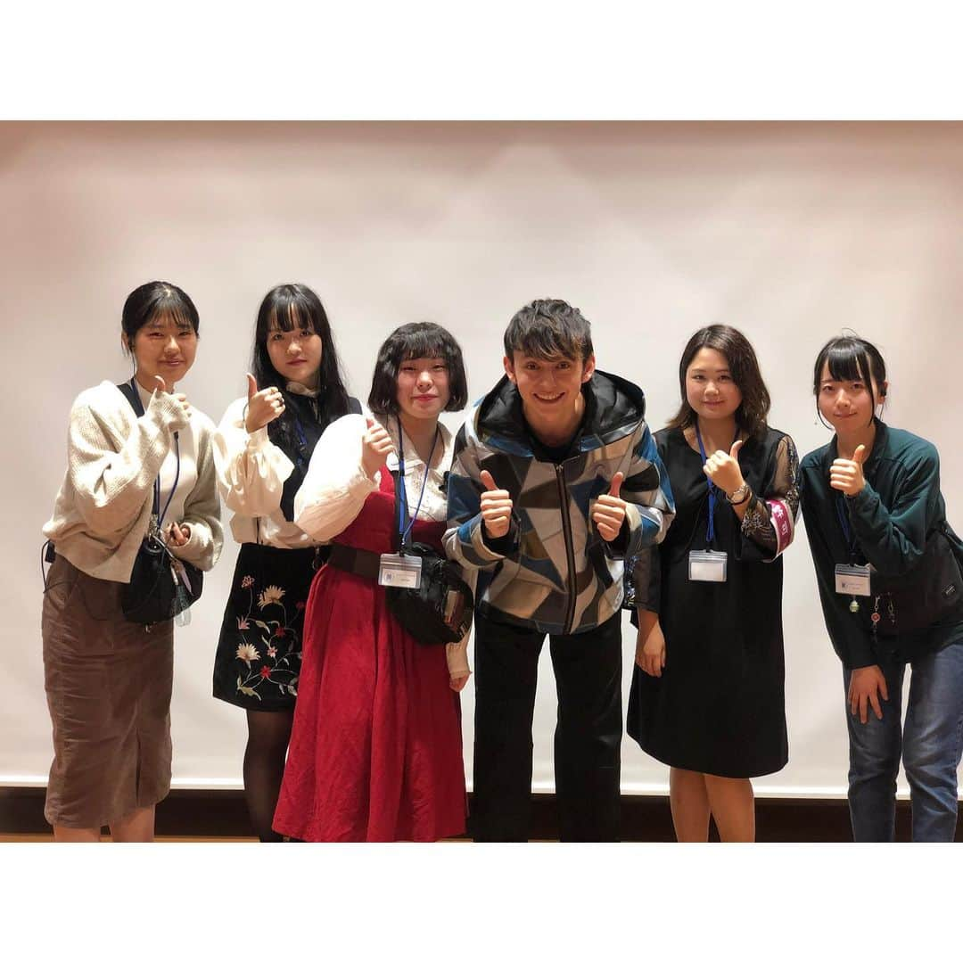 ハリー杉山さんのインスタグラム写真 - (ハリー杉山Instagram)「女子美術大学の学園祭！ 蓋開けてみたらハリポリスナーも大集合してくださって、ありがとうございます^_^  あっという間の一時間。ママとキッズ、男子のグループ、美大生、人生の先輩方など、色んな方々とゆっくりお話できて幸せです。イベント、やはり生で同じ空間をシェアできるのは最高ですね^_^  女子美の皆さまありがとう！！ さて年末イベント企画進めなきゃ。。 あ、最後の一枚は絵を描いてくださいと無茶振りされた時に破壊的なクリエィティブに飛んでしまった時です、、マ　マヨネーズ、、 Wearing @paulsmithdesign  @paulsmithjapan  #学園祭　#女子美術大学  #ハリー杉山　#ポールスミス #paulsmith #drmartens #supreme」10月28日 0時22分 - harrysugiyama