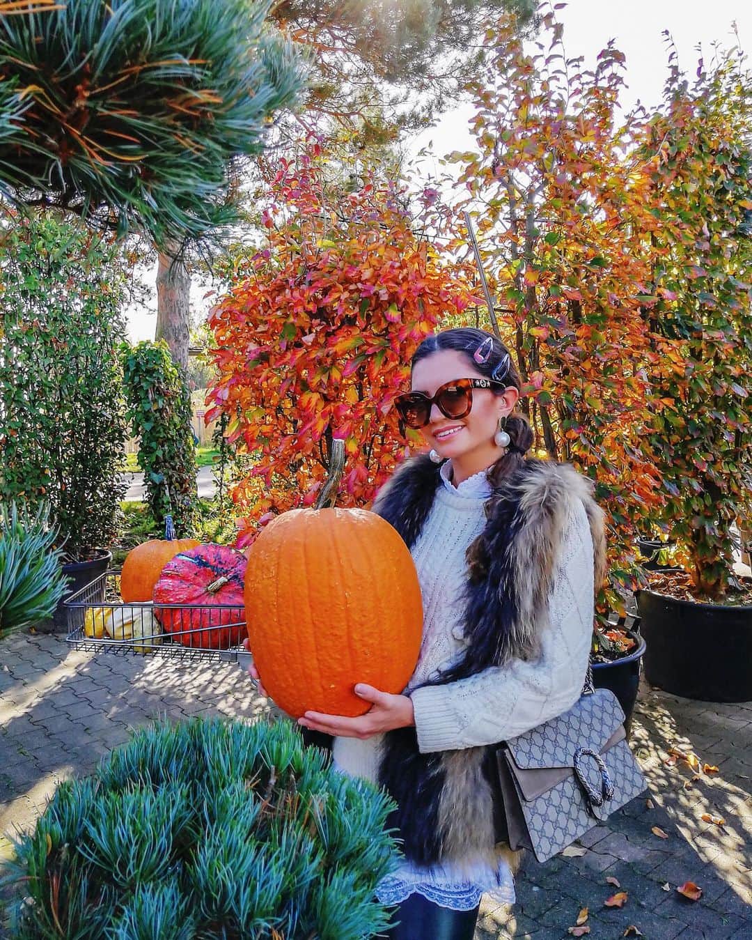 Anniのインスタグラム：「„October is my excuse for pumkin everything ....“ 🤷🏻‍♀️🎃🍂🍁❤️✨ #fallvibes ——————————————————————————— • • • • •  #outfit #fashion #fashionblogger #ootd  #shopbop #fashionblogger_de #blogger #inspiration #inspo #girl #me #look #ig #kissinfashion #americanstyle #stuttgart #liketkit #germany #naturelover #gucci #fall #herbst #pumkins #halloween」