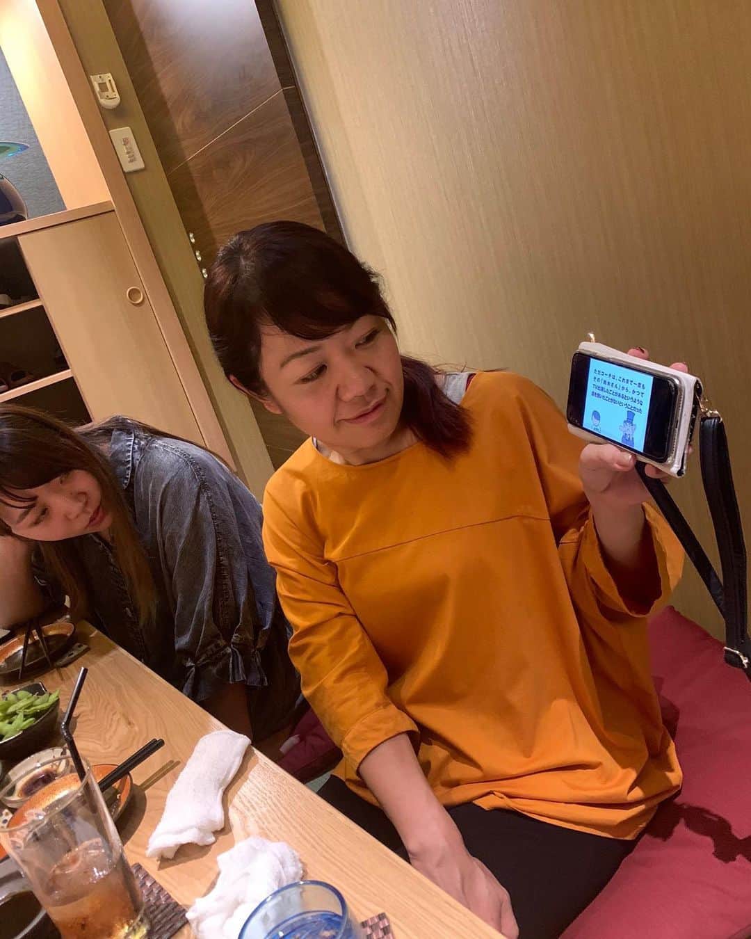 マキシマム ザ ホルモンのインスタグラム：「沖縄前ノリ とんねるずの生ダラの話なって　 あっくんと宇宙人ミエちゃん(見栄晴)の話盛り上がって思い出し泣きして ナヲと　現在のあっくんのYouTube見てる　 沖縄で。令和に。  byりょ  #話わかる同世代以外置いていくモード」