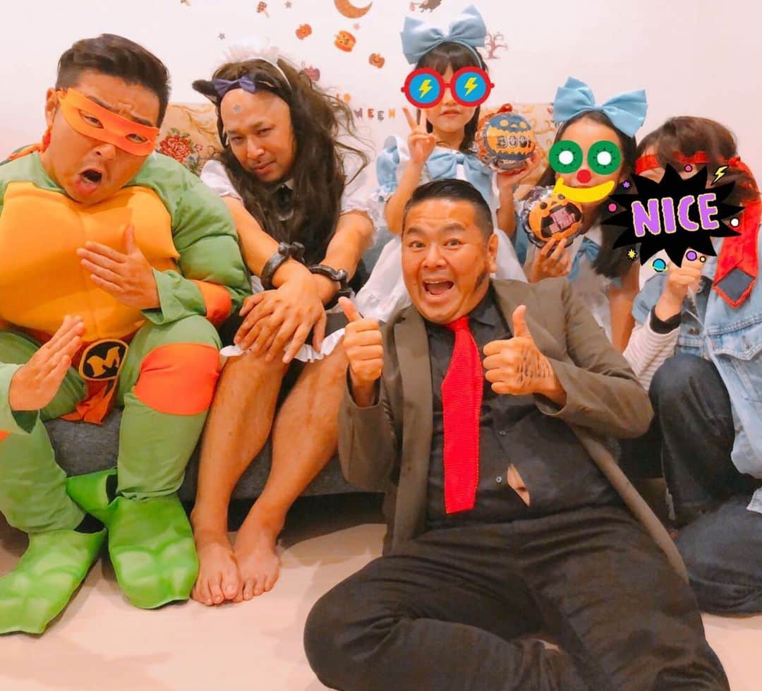 のインスタグラム：「ハッピーハロウィン🎃 #大地家 にて #ハロウィンパーティー してきました👻 娘さん達は不思議の国のアリス。 旦那は初期のルパン3世。 らいひーはタートルズ。 けんじは化粧がしたいメイドの化け物笑 そして奥様はダイノジ大地さんがやるマッチ笑笑 みんなでコスプレしてご飯ごちそうになりました！ 結果奥様の1人勝ちですww 最高の奥様ですね！ 旦那！幸せな空間に呼んで頂きありがとうございました！ #ハッピーハロウィン🎃🧟‍♂️🧟‍♀️👻」