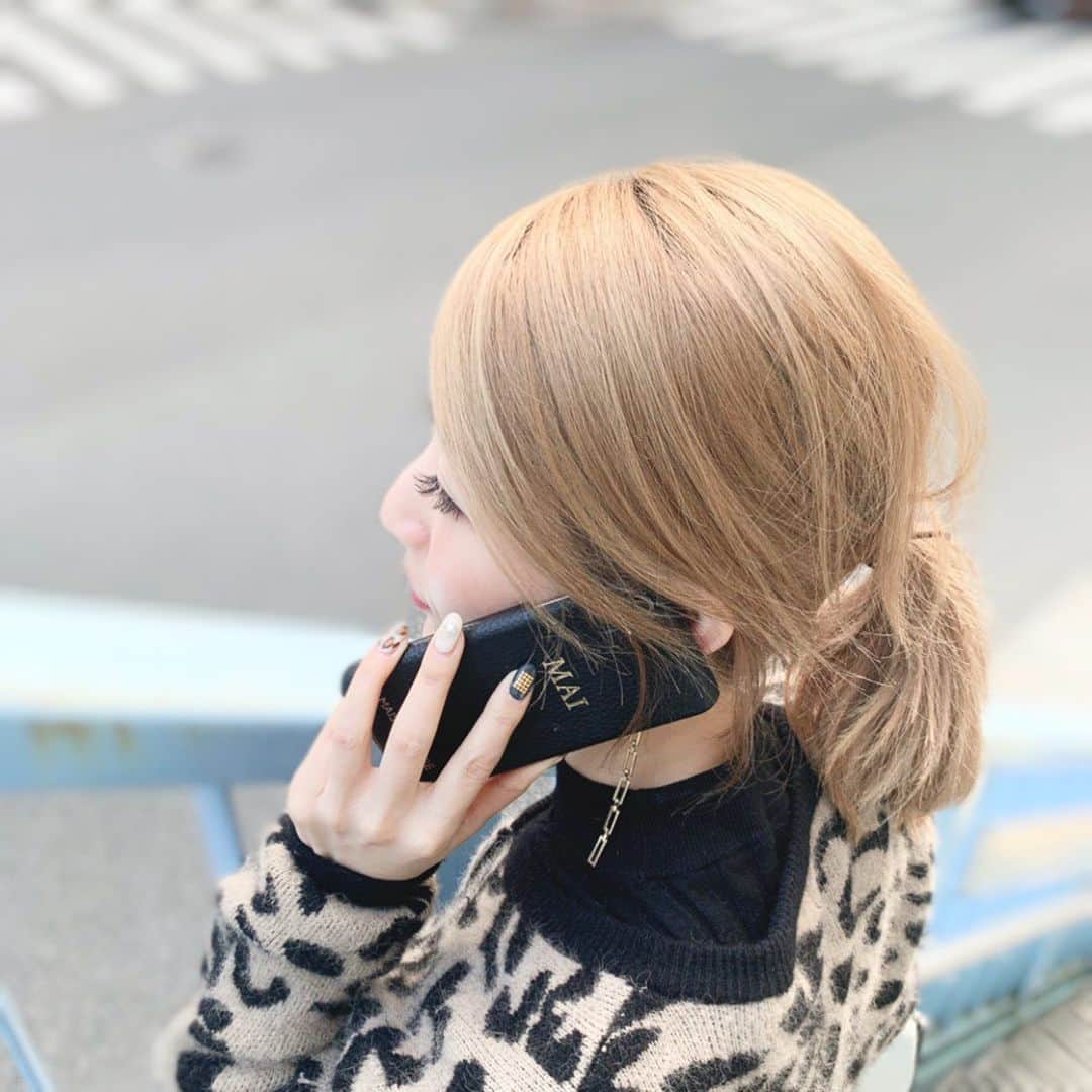 のインスタグラム：「new スマートフォンケース💕  レザーケースは触り心地も良く ブラックにゴールドのnameがお気に入り♬  5%OFFクーポンを頂いているので🎁✨ ぜひ💕 コード ⬇︎⬇︎⬇︎ 【MAIUMENO5】  #メゾンドサブレ#レザー#レザーケース#スマートフォンケース#ネーム入り#fashion#coordinate#instagram#instagramjapan #instafashion」