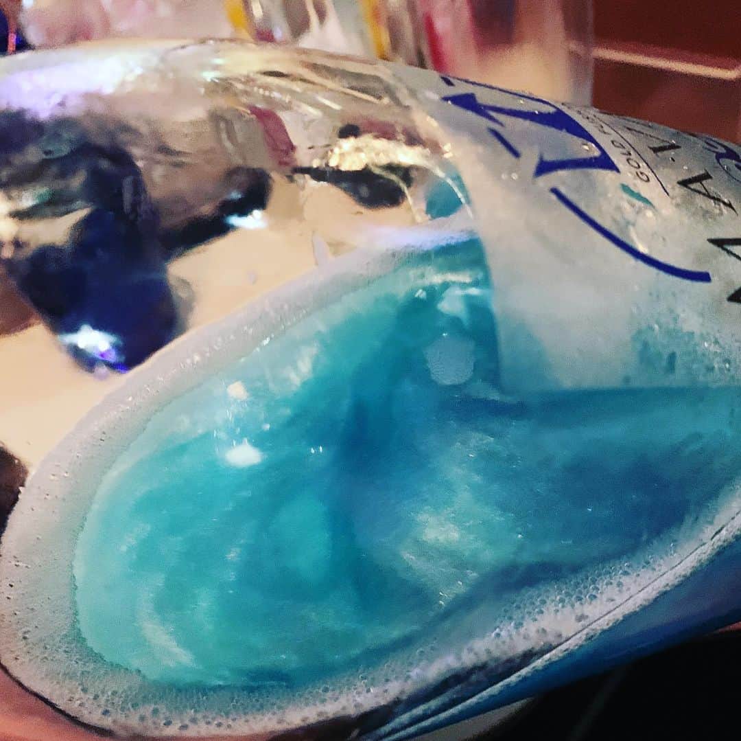 YOICHIのインスタグラム：「青色が好きで、家も青色にしてみました(๑･̑◡･̑๑) #beach #mavam #wine #sparklingwine #blue #青色好き」