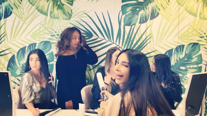 sananasのインスタグラム：「Before/After sur 4 abonnées avec le nouveau Steampod 3.0 de @lorealpro 😍C’est magique ahah ! C’est un petit souvenir du tournage de la vidéo que j’ai postée sur ma chaîne il y a 2 semaines pour ceux qui ne l’ont pas vu😉Les filles étaient hyper contentes et elles sont reparties avec ce lisseur vapeur☺️D’ailleurs il est enfin dispo un peu partout YAYYY 🎉Et notamment sur Amazon ! Je passe ma vie sur Amazon donc je vous le dis 😂 Qui l’a testé ? Vous en pensez quoi de ce nouveau modèle ? . . #Lorealpro #LaFrenchie #Steampod3.0」