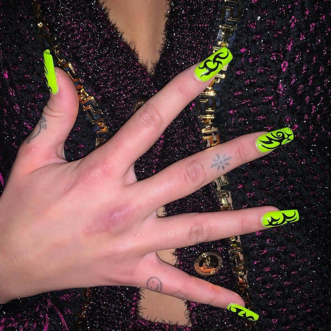 Mei Kawajiriさんのインスタグラム写真 - (Mei KawajiriInstagram)「@dualipa ‘s tribal nails #hand painted #nailsbymei」10月28日 0時46分 - nailsbymei