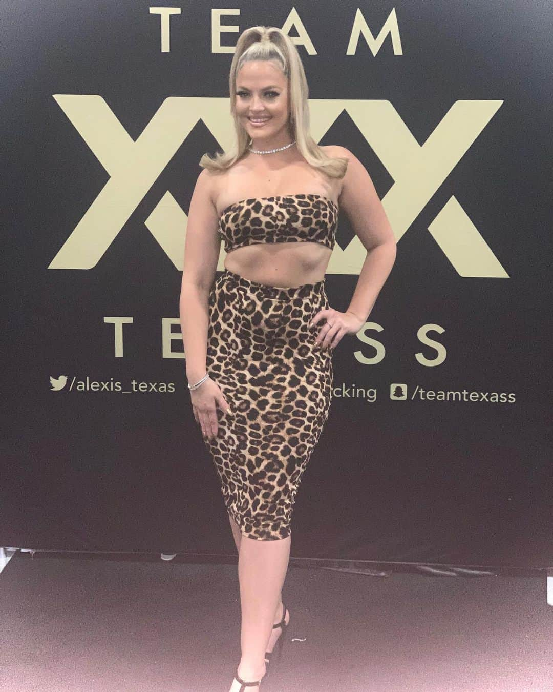 アレクシス・テキサスさんのインスタグラム写真 - (アレクシス・テキサスInstagram)「Day 1 Of @exoticaexpo 🍑👸🏼🏆 #teamtexass #exxxoticanj2019」10月28日 0時38分 - whitegirlpoliticking