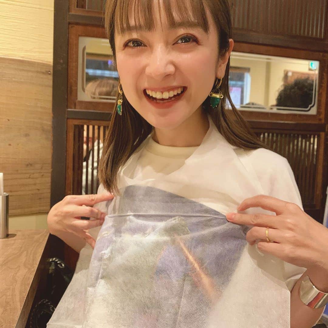安達祐実さんのインスタグラム写真 - (安達祐実Instagram)「💙💙💙 #紙エプロンの向こう #透けて見えるは #火を噴くゴジラ ときどき、人のTシャツ勝手に着る」10月28日 0時41分 - _yumi_adachi