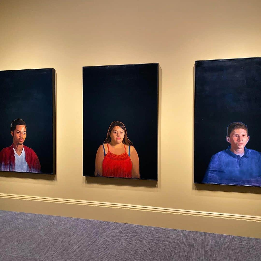ジェシカ・キャプショーのインスタグラム：「My mother, Kate Capshaw, The Portrait Artist... National Portrait Gallery, Washington D.C.  The National Portrait Gallery’s Outwin Boochever Portrait competition celebrates excellence in the art of portraiture. 46 portraits were selected from over 2,600 entries. In her debut as a painter three of her portraits are hanging in the @smithsoniannpg RIGHT NOW!!! The finalists created portraits in a wide range of media but all of the works share in common their portrait’s potential to insist on the presence and importance of every human being. My mother’s portraits are oil paintings of 3 homeless youths living in Los Angeles. “This is an ever-growing community found in the tens of thousands in urban, suburban and rural areas across the nation. In most cases they are not even responsible for their circumstances. Family trauma and inadequate social policies are the main drivers. My intention here is to introduce the often hidden...in an intimate way.” - Kate Capshaw  It doesn’t feel like I have words big enough to convey the depth of pride I feel in her work. Nor could I possibly tread on the depth of emotion that I felt walking through this collection in a way that could explain just how much I felt. All of these artists and their works made me feel ALL of the feelings. The portraits draw you in and their subjects insist on being seen. I saw and felt their stories through their portraits and I felt the pull to ask more of myself. These portraits point to the ways that I could do more to promote the care of each and every subject of the portrait. I really do believe that we all have the power to shift the status quo and to push light into the hidden spaces that have existed for too long without being seen. I felt that on repeat as I walked through the collection...I have the most profound respect for each of the artists and send them all the heartiest of congratulations.  I love you, Mom.  #outwinboochever  @smithsoniannpg」