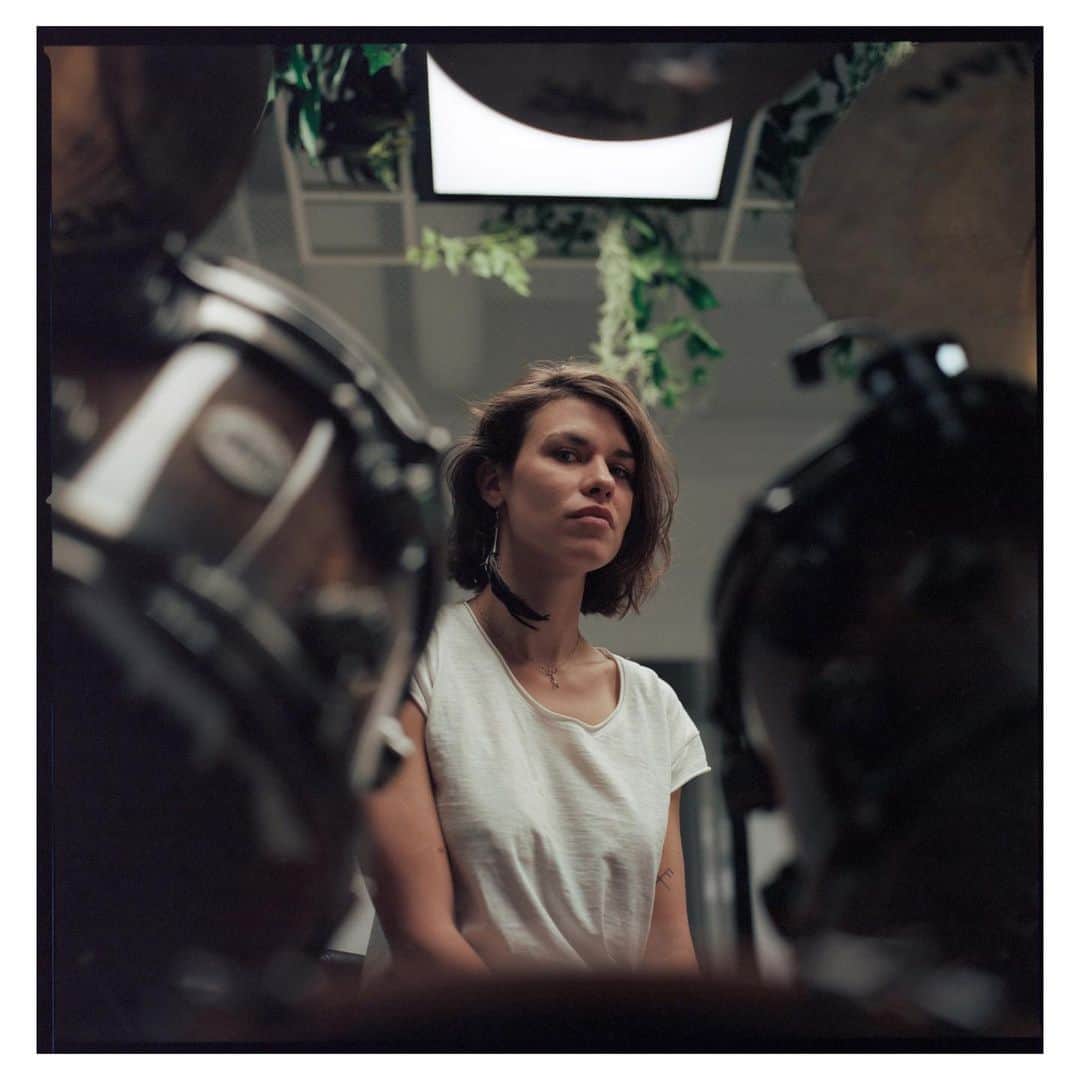 アナ・ウラルのインスタグラム：「Foreshadowing humor  #composition #goldenratio #hasselblad #filmisnotdead #mediumformat #shootonfilm #raum #portraitoftheartistasayoungsaint #2626 #badumtss #photography #analogphotography」
