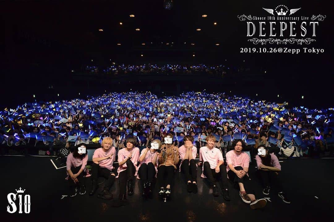 しゅーずのインスタグラム：「Shoose 10th anniversary live -DEEPEST-  無事終了いたしました。 みなさまに支えられて10年という長い間、歌い手というシーンにて活動出来たのは、皆様のおかげです。 紆余曲折たくさんあったこの10年間。ひたすらに走り続けながら、これが正解なのかもわからず我武者羅にやった事も、立ち止まって辞めてしまおうかと思った事もありました。  ステージに立って顔を上げた瞬間、2700人ほどの 会場を埋め尽くす皆様の姿。 幸せそうな皆様の顔を見て、思わず心が震えるような感情に襲われました。 なによりもあたたかく、そして幸せな時間でした。  10年という長い間、本当にありがとうございました！ もう少しがんばります。  #しゅーず  #DEEPEST #deepest10th」