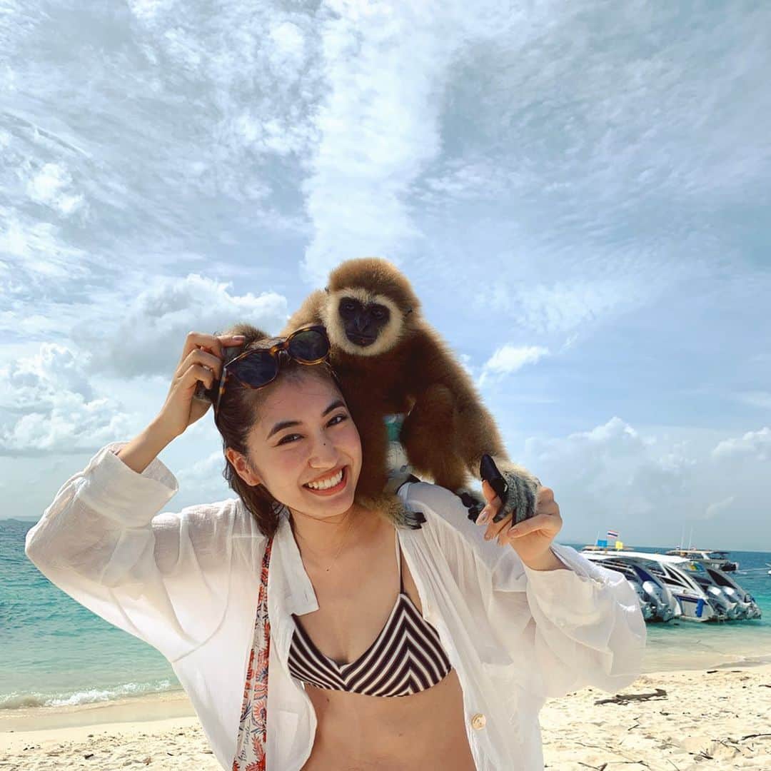 有末麻祐子さんのインスタグラム写真 - (有末麻祐子Instagram)「カイ島でお猿さんと🙉 これは飼い主さんが居てビーチで 散歩していてチップのやつです。笑 でも猿を抱っこする事なんてきっと今後そんな機会あまりないだろう思ったので🙊💸 君のバナナ代にしてね☺️ 無の顔がじわるけど☺️ ごめんねそうだよね☺️ ごめんねだしありがとう☺️」10月28日 0時56分 - mayukoarisue