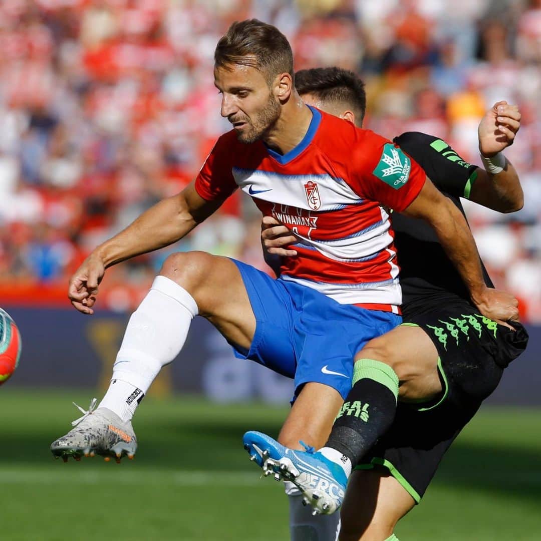 ロベルト・ソルダードのインスタグラム：「Esto es @granadacf . Y aquí no bajamos los brazos. Unidos de principio a fin. Otra victoria de todos. 💪🏻 #VamosmiGranada #EternaLucha 🔴⚪」