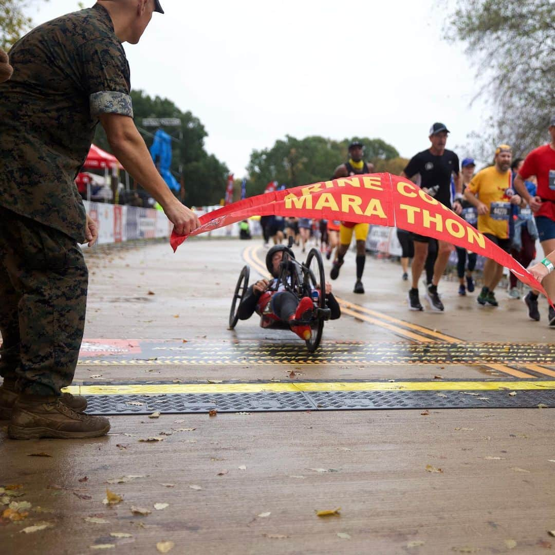 アメリカ海兵隊さんのインスタグラム写真 - (アメリカ海兵隊Instagram)「Congrats to today’s 44th annual @marinecorpsmarathon first place finishers!  First place hand cyclist: Tom Davis, 42, from Fremont, Indiana, with an unofficial finish time of 1:07:10.  First place male finisher: Jordan Tropf, 27, from Silver Spring, Maryland, with an unofficial finish time of 2:27:38.  First place female finisher: Brittany Charboneau, 31, from Golden, Colorado, with an unofficial finish time of 2:44:42.  #Fitness #RunWithTheMarines #Running」10月28日 1時01分 - marines