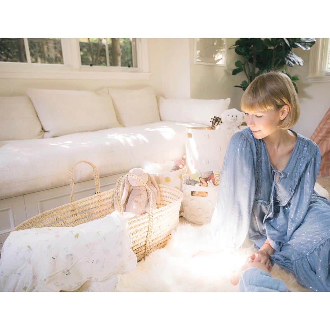 エリン フェザーストンのインスタグラム：「Sunday morning snuggles with baby🦶🏻🦶🏻#thefetherednest」