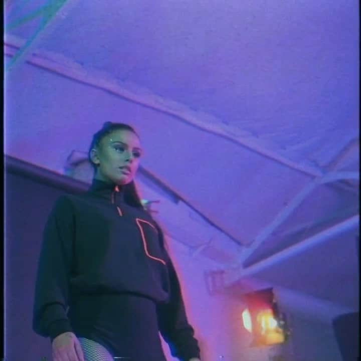 シェール・ロイドのインスタグラム：「Happy Sunday! Here’s another little snippet from the @glo.official look book shoot ⚡️ Link in bio to shop the collection 🖤」