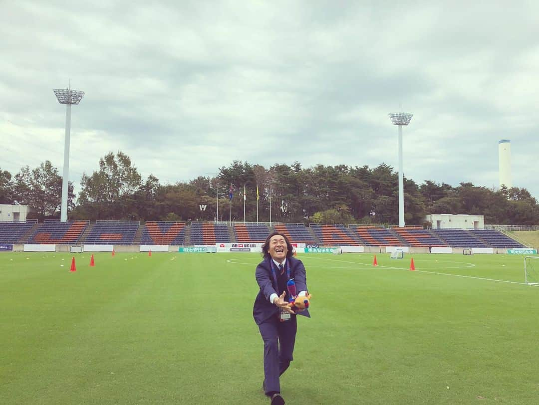 石川直宏さんのインスタグラム写真 - (石川直宏Instagram)「先週に引き続き、Jヴレッジをホームに戦った今日のJ3福島戦。 前後半共にアディショナルタイムの大智の2ゴールで逆転勝利！！ . 最後の最後まで諦めない姿勢。 J1の戦いにも繋がる、皆で繋いだ勝利でした🤝 . 試合前には、地元の子ども達と普及部コーチ陣によるサッカー教室や先日の豪雨災害募金、DREAM福島アクションプランも✨ ご協力いただいた皆さん、ありがとうございました🤝 . Jヴレッジにはたくさんの思い出があります。 . 20年前の1999年(18歳)夏、このスタジアムで行われたクラブユースでの活躍が認められてプロサッカー選手としての第1歩が踏み出せました。 2002年(21歳)には日韓ワールドカップに出場するアルゼンチン代表との試合。 2003年(22歳)にはA代表に初選出。1番最初の合宿でここへ来ました。秋田さんとの2人組と、練習後鎖に重りを付けたヘッドキャップで首を鍛えていた姿を見た時には恐怖を覚えました😂 2004年(23歳)にはアテネオリンピックのアジア最終予選日本ラウンド前に緊張感ある合宿を行いました。 2006年(25歳)には膝の怪我から8ヶ月のリハビリを終え、ここで全体練習に合流。復活への足掛かりに。 その後も多くの合宿を行なってきましたが、2010年の合宿後からは震災もあり、今回は約9年振り・・・ . 様々な想いの中で久々に訪れたJヴレッジの地。自分にとっても時計の針が新たに進み、時が刻まれました。 . #Jヴレッジ #思い出の地 #DREAM福島アクションプラン #サッカーファミリーのチカラをひとつに  #明治安田生命生命J3リーグ #jleague #Jリーグ #DAZN #福島ユナイテッドFC 戦 #逆転勝利 #fctokyo #FC東京 #tokyo #FC東京U23  #blueandred #青赤魂 #FC東京ファミリー #一体感 #youllneverwalkalone #YNWA #FC東京普及部 #原大智 #fctokyoclubcommunicator  #FC東京クラブコミュニケーター  #CC」10月28日 1時15分 - sgss.18