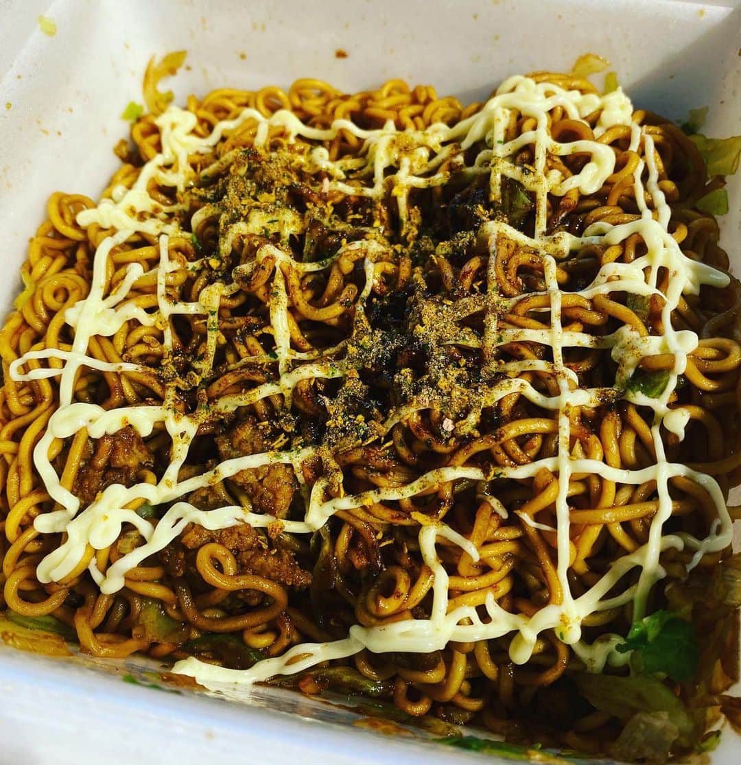 関智一のインスタグラム：「そして一平ちゃん  #焼きそば #関智一 #マヨネーズ #夜食 #太る」
