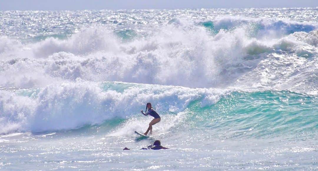 マッケンジー・ダーンのインスタグラム：「Essa esquerdinha é mel na chupeta 🍯🏄🏻‍♀️😍 • • • Love these lefts! 😍」