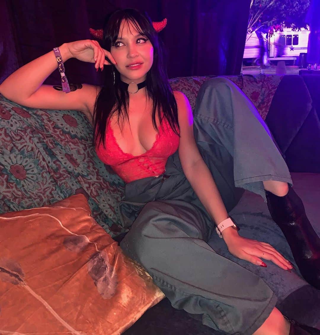 ステラ・ハジェンズのインスタグラム：「my impromptu & v confusing “devil at work” outfit 😈」