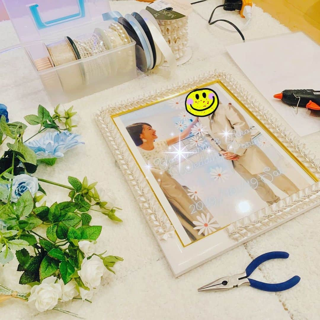 吉田玲奈さんのインスタグラム写真 - (吉田玲奈Instagram)「愛子ちゃんの結婚パーティーにウェルカムボードを手作りしてサプライズ💠プレゼントしました✨ブルーが好きな愛子ちゃんをイメージして💠愛を込めて😘 向かい合ったふたりの自然な笑顔がとても素敵💙7月のドレス選びの時の写真です👗✨ #ウェルカムボード #ウエディングフォト #花の額 #装飾 #サムシングブルー #花嫁#サプライズプレゼント #石山愛子 ちゃん #大切なお友達 #おめでとう #結婚パーティー #リボン #グルーガン #レナありがとう #手作り #ものづくり」10月28日 1時26分 - reina.yoshida.ciel.1218