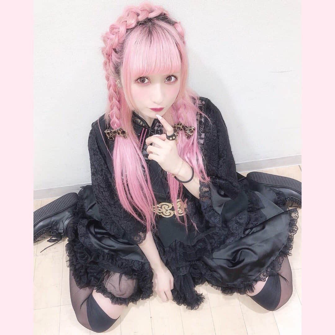 胡桃兎愛のインスタグラム：「ヒロインズコンピレーションアルバムリリースイベント初日ありがとうございましたっ！！ 今日も沢山の方とお会いできて凄く嬉しかったです！！ラヴ リリースイベントこれからも続いていくので最後までみなさんよろしくお願いしますっ！！ 今日のヘアアレはサイレントクライのmvの時の編み込みカチューシャのおろしバージョンにしてみたよっ❤︎」