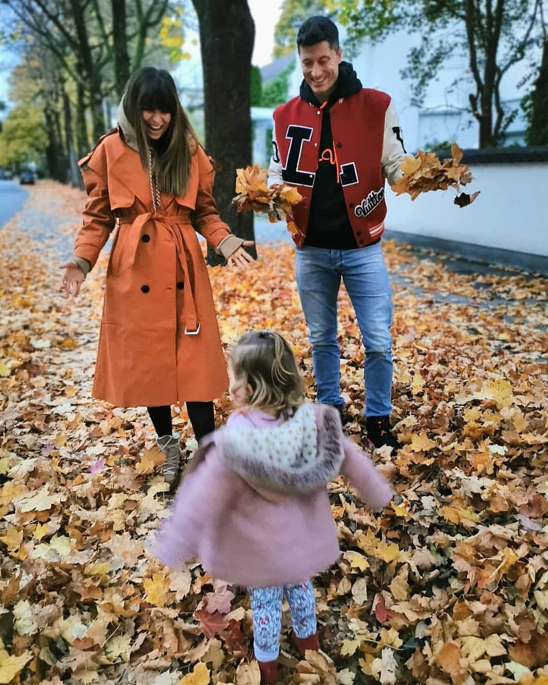 ロベルト・レヴァンドフスキさんのインスタグラム写真 - (ロベルト・レヴァンドフスキInstagram)「Family time in #Munich 🍁🍂😁 @annalewandowskahpba」10月28日 1時35分 - _rl9