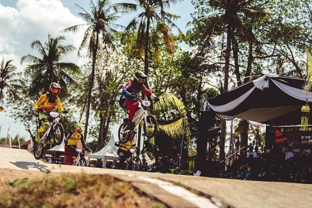 サラ・ウォーカーのインスタグラム：「Indonesia was amazing - the people, the culture, the experiences.  What an awesome way to finish off a 3 week trip! Highlights of the trip included spending time with friends, riding bikes in new places, karting through the streets of Tokyo, experiencing a typhoon, staying with Japanese locals in Osaka, experiencing new food, coaching clinic with a translator, a 4 day holiday, watching the sunset and meeting new people.  Enjoying the journey. #roadtotokyo 📷: @prutti__」