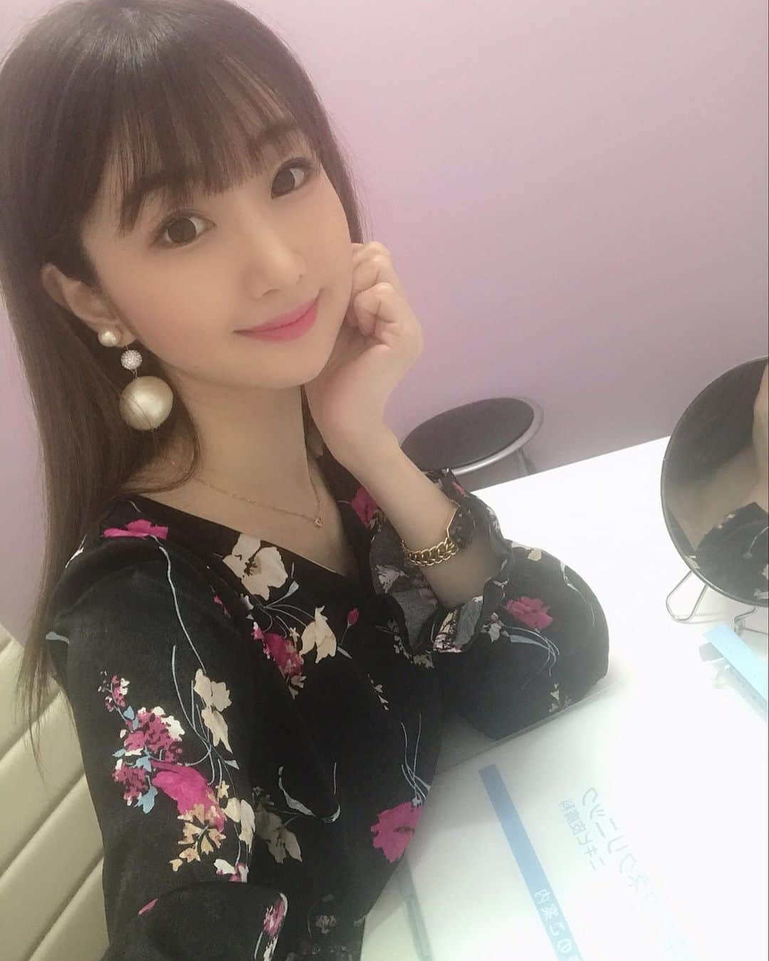 奈々子のインスタグラム：「@nikibi.c 東京アクネクリニック名古屋院にて、美肌ケアのプラズマシャワーを受けてきました☆ 短時間の施術で、びっくりするくらいお肌がツルツルに仕上がりました！！♪ お肌のトーンも明るくなり、季節の変わり目の肌荒れや乾燥対策におススメです。^_−♡ . 奈々子はベースメイクのみ落とし 目元のメイクを残したまま受けたので、そのままお出かけできましたよ♪ . この日の施術は11月22日発売のケリーにて掲載されます☆ 是非チェックしてみて下さいね(^-^)/ @kelly_nagoya . . #KELLy #月刊ケリー #撮影 #東京アクネクリニック #アクネクリニック #TAC名古屋 #アクネ名古屋 #プラズマシャワー #つや肌 #美白 #美活 #小顔ピアス」