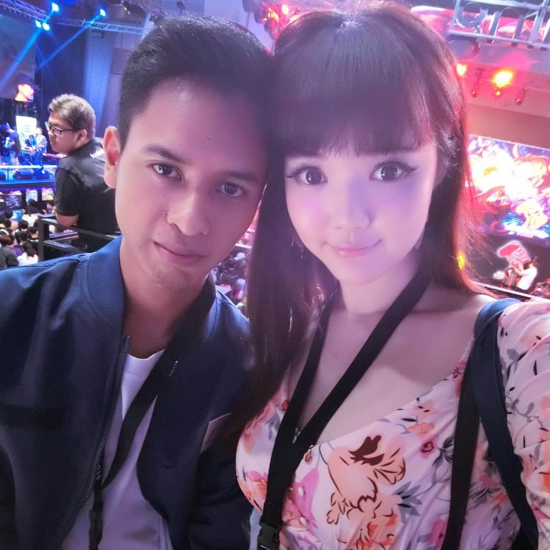 YingTzeさんのインスタグラム写真 - (YingTzeInstagram)「🌟 Thailand Game Show 2019 🌟 One of my favourite part of this trip is making new friends ! 🤣 Thank you @facebookgaming ! _ I rarely go out of myself unless there is event so this is honestly the most human interaction that I had in months. I’m afraid to go over to people and introduce myself because I’m shy. ☹️ _ I’m happy to be able to get to know my fellow Malaysian Facebook Gaming Creators better ! They are are so funny laaaa.  I also managed to make some new friends ~ mostly from Team Indonesia ! 🥰❤️ _ p/s : I should use my Casio Exilim more often. The selfies quality are so much better. #blessed #facebookgaming #tgs2019 #facebookgamingcreators」10月28日 1時50分 - yingtze