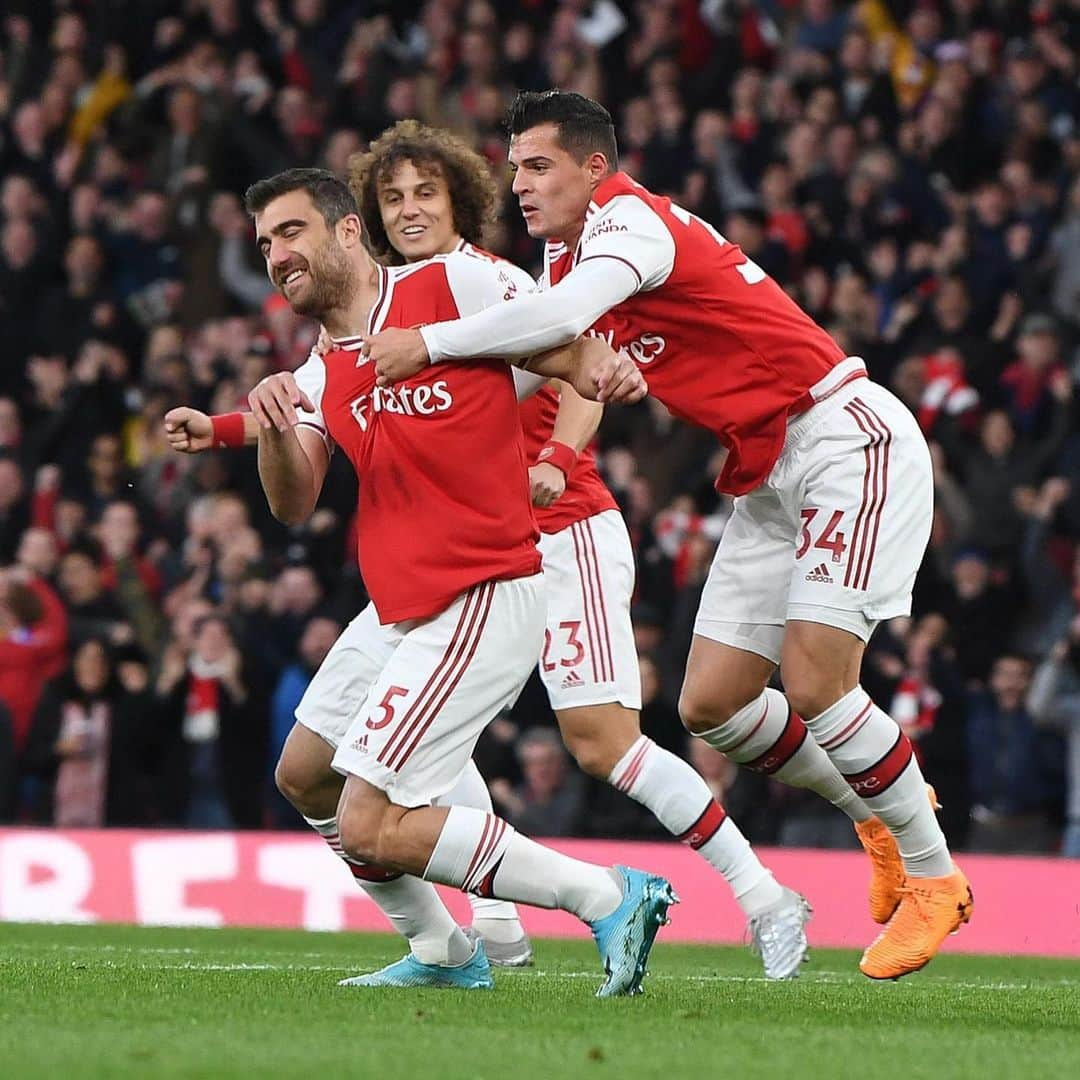 アーセナルFCさんのインスタグラム写真 - (アーセナルFCInstagram)「🔥🔥🔥Two goals in two mins as Papa and David Luiz give us the perfect start. #Arsenal #DavidLuiz #Sokratis #EmiratesStadium #ARSCRY」10月28日 2時00分 - arsenal