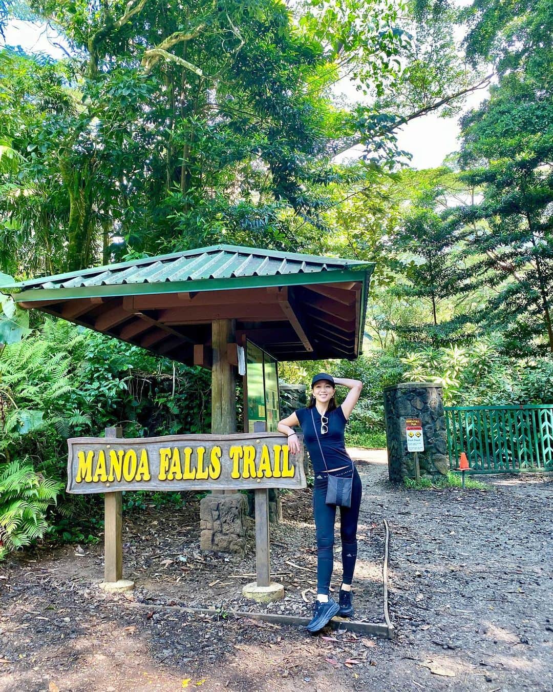 上原歩さんのインスタグラム写真 - (上原歩Instagram)「トレッキングをしました🌈  日本だったら、神が宿る木、なんて言われるような大木がここには無数にある パワーに満ち溢れています🌳🌳🌳 ・ ハワイが放つ自然のエネルギーをたくさんもらって帰りたいと思います 自然だいすき最高！！✨ ・ それにしても11 pro max の広角、足びょーん。すごww ・ #love #hawaii #happy #travel #trip #life #instagood #ハワイ #falls」10月28日 2時10分 - ayumiuehara
