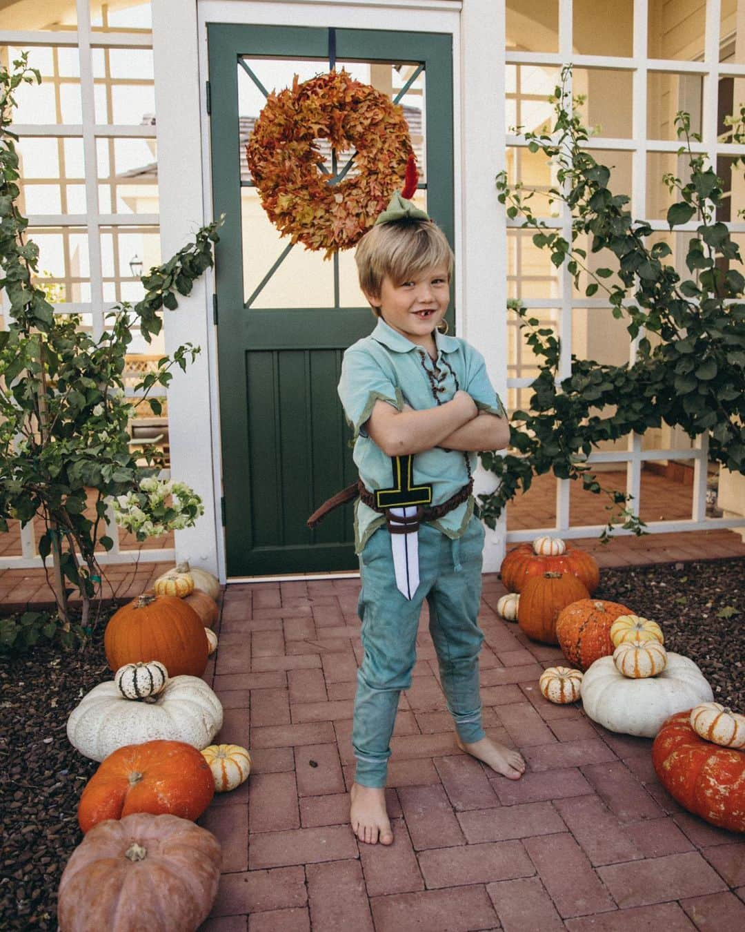 Amber Fillerup Clarkさんのインスタグラム写真 - (Amber Fillerup ClarkInstagram)「TINKERBELL, PETER PAN, WENDY, NANA, CAPTIAN HOOK, and THE CROCODILE 🐊 ✨🧚🏼‍♂️ I love Halloween!!!!! The kid’s costumes were custom made by @dolorispetunia — I just about died when I saw them! The kids are so excited to wear them to Disneyland this week! Swipe to see some videos 🥰」10月28日 2時20分 - amberfillerup