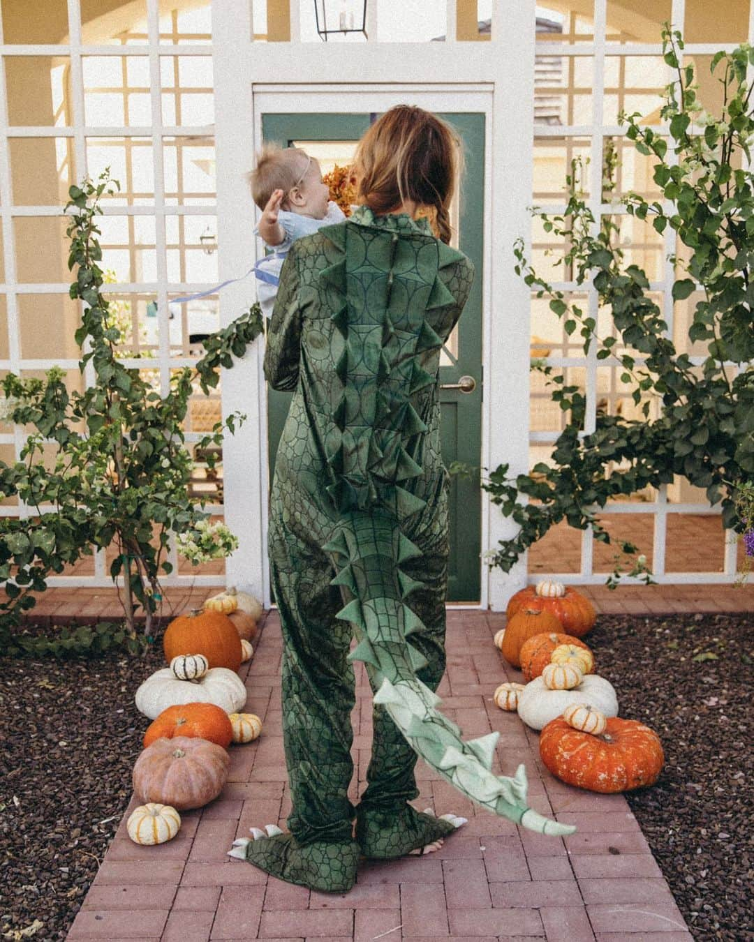 Amber Fillerup Clarkさんのインスタグラム写真 - (Amber Fillerup ClarkInstagram)「TINKERBELL, PETER PAN, WENDY, NANA, CAPTIAN HOOK, and THE CROCODILE 🐊 ✨🧚🏼‍♂️ I love Halloween!!!!! The kid’s costumes were custom made by @dolorispetunia — I just about died when I saw them! The kids are so excited to wear them to Disneyland this week! Swipe to see some videos 🥰」10月28日 2時20分 - amberfillerup