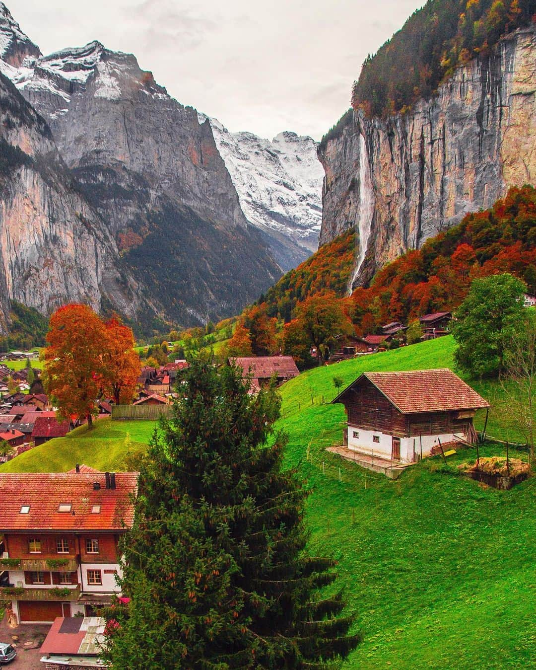 Hatice Korkmaz The Color Queenさんのインスタグラム写真 - (Hatice Korkmaz The Color QueenInstagram)「I cant get enough of the fall and Staubbach Falls😍💚🍁💝🍂🧡 @lauterbrunnen @jungfraujochtopofeurope #lauterbrunnen #switzerland #nature #fall #autumn #color」10月28日 2時20分 - kardinalmelon