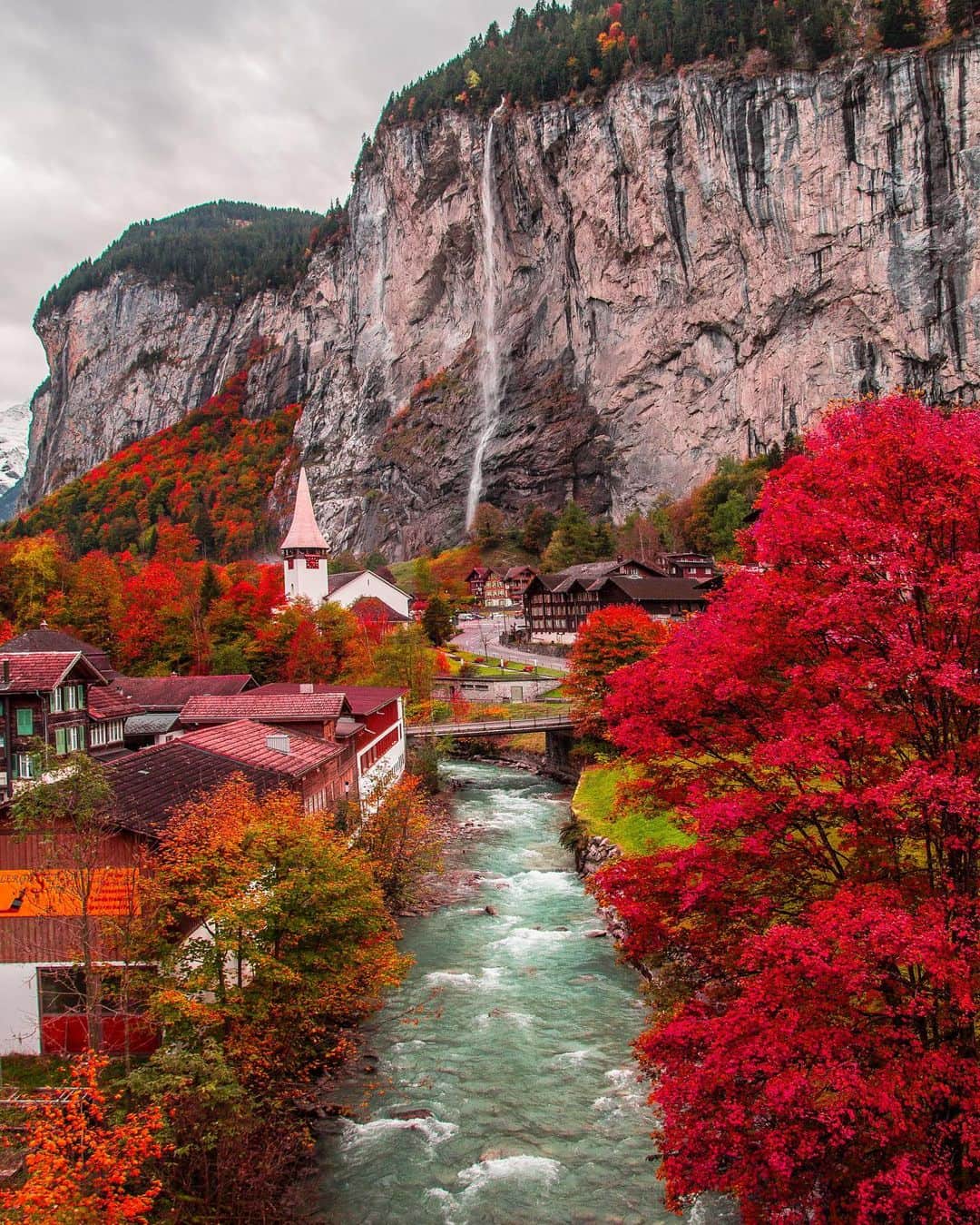 Hatice Korkmaz The Color Queenのインスタグラム：「I cant get enough of the fall and Staubbach Falls😍💚🍁💝🍂🧡 @lauterbrunnen @jungfraujochtopofeurope #lauterbrunnen #switzerland #nature #fall #autumn #color」