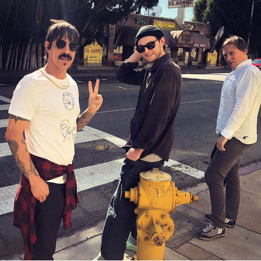 Red Hot Chili Peppersさんのインスタグラム写真 - (Red Hot Chili PeppersInstagram)「✌🏽」10月28日 2時20分 - chilipeppers