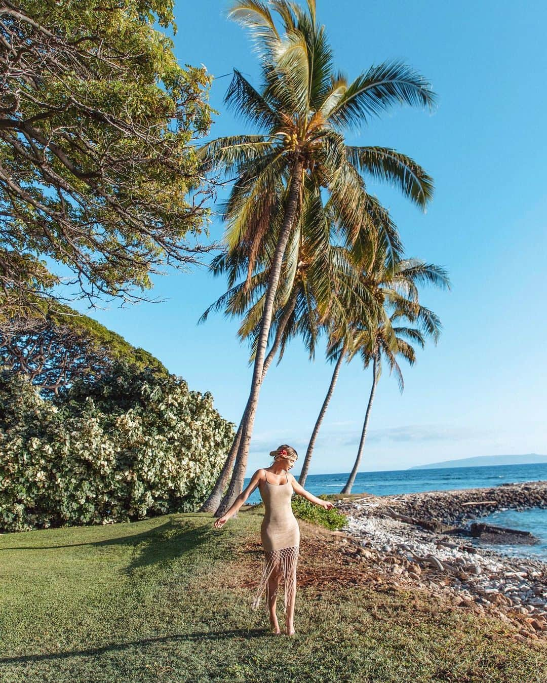 サラ・ジーン・アンダーウッドさんのインスタグラム写真 - (サラ・ジーン・アンダーウッドInstagram)「I wore @fashionnova to my besties wedding (AD). But before I get to watch her walk down the isle...Jacob get some shots of me at this beautiful venue 🤪 . Dress “Hooked on you fringe mini dress” . #novababe #ootd #hawaii」10月28日 2時25分 - saraunderwood