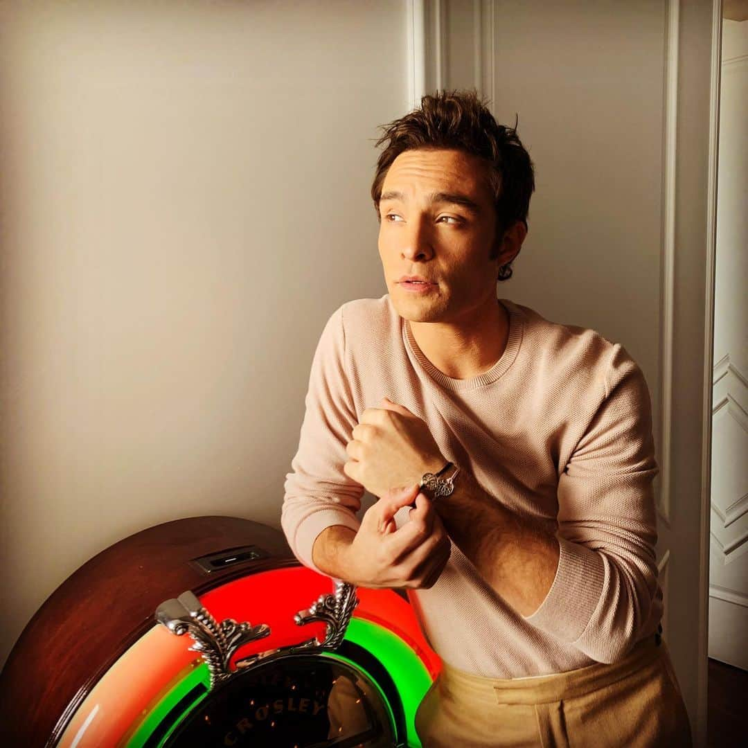 エド・ウェストウィックさんのインスタグラム写真 - (エド・ウェストウィックInstagram)「The wonderful @8billiontrees sent me these cool bracelets. Each one funds the conservation of 100 trees and the planting of 10 trees around the globe. Be cool and buy one (or more) for you and a friend xx」10月28日 2時35分 - edwestwick