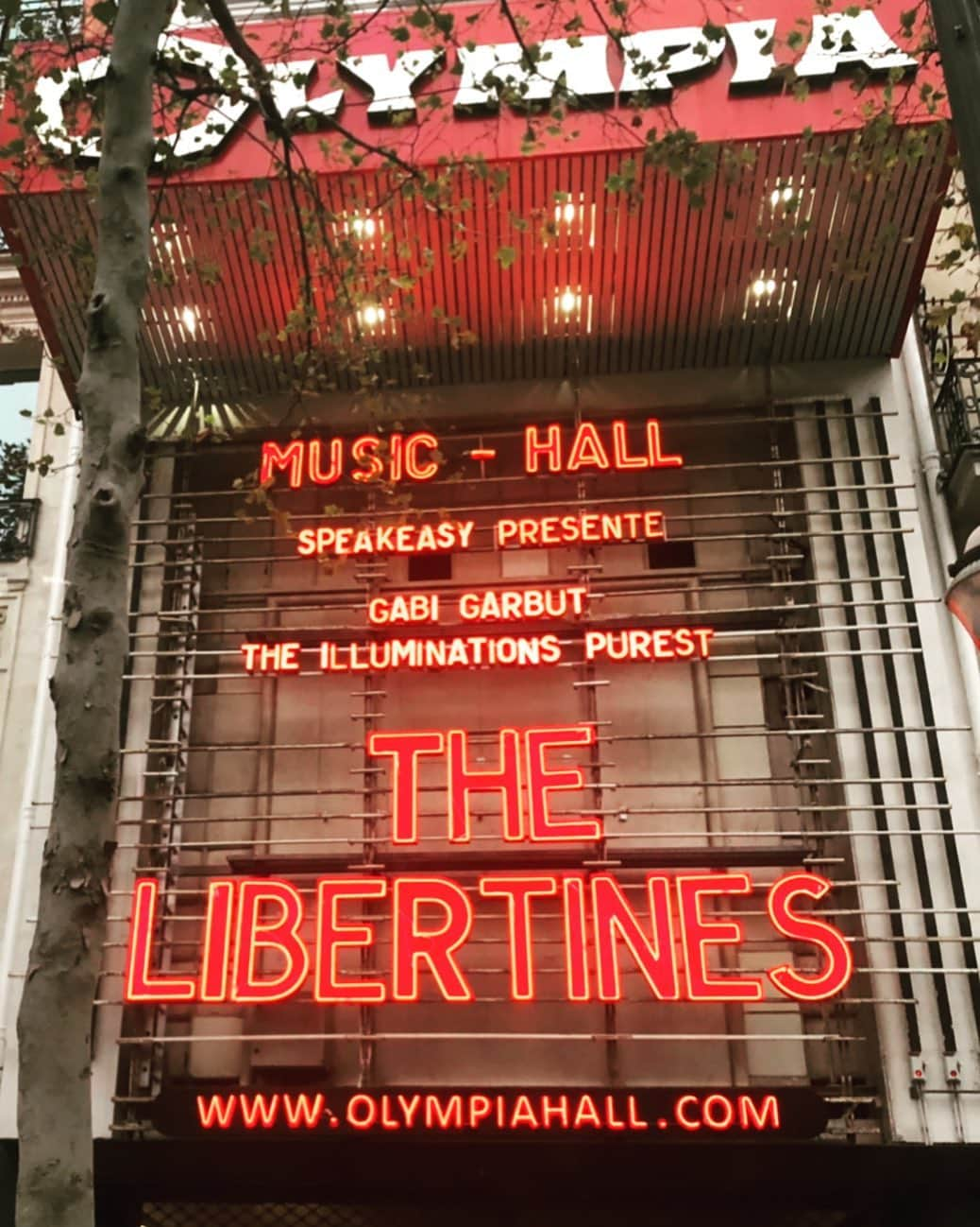 カール・バラーさんのインスタグラム写真 - (カール・バラーInstagram)「Salut Gay Paris! Back in the dear old Olympia. The Beatles played here, and Piaf to mention but deux, dear x」10月28日 2時37分 - carlbarat78