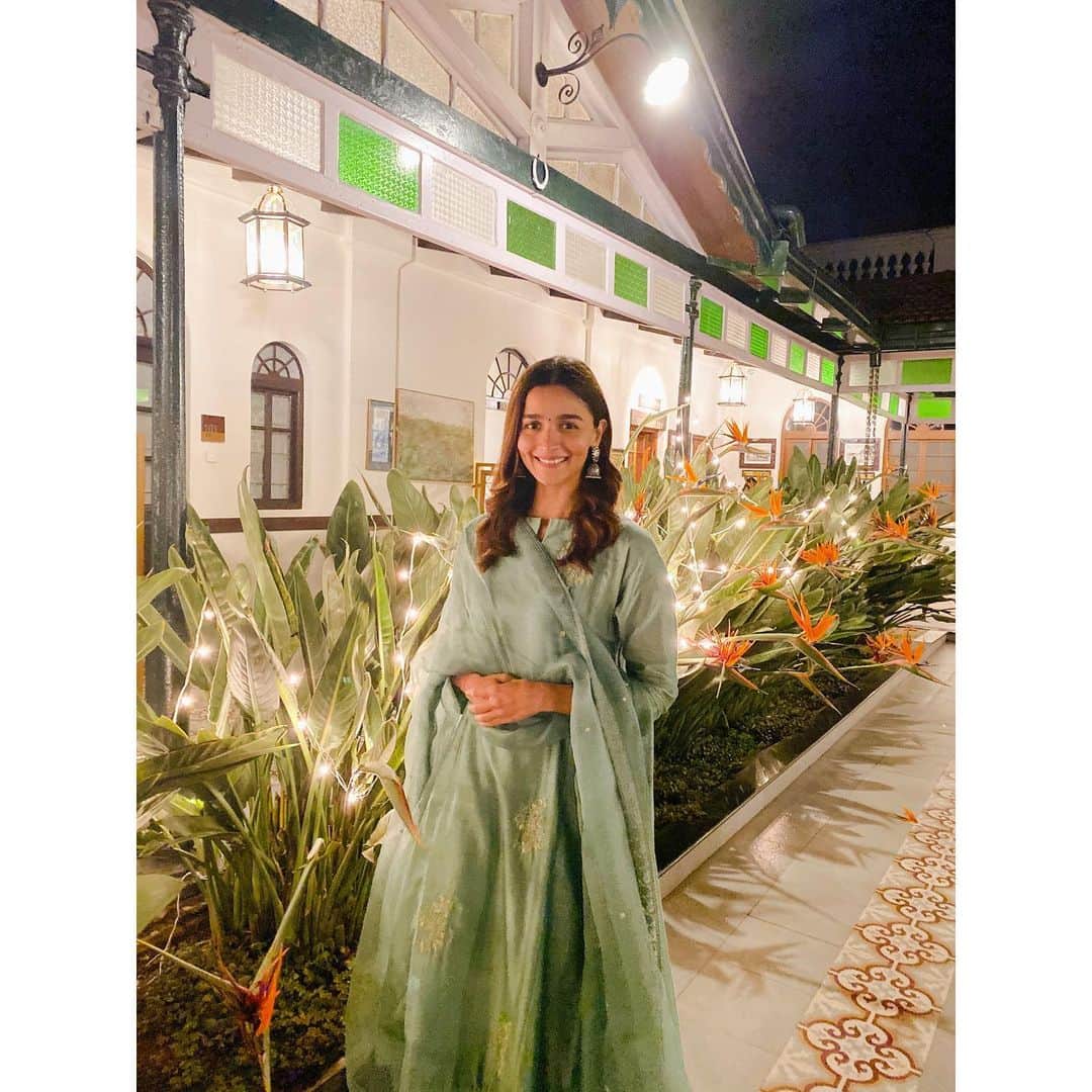 アリア・バットのインスタグラム：「Shine bright, be light ✨ Happy Diwali 💖  #sadak2 #sadak2diaries」
