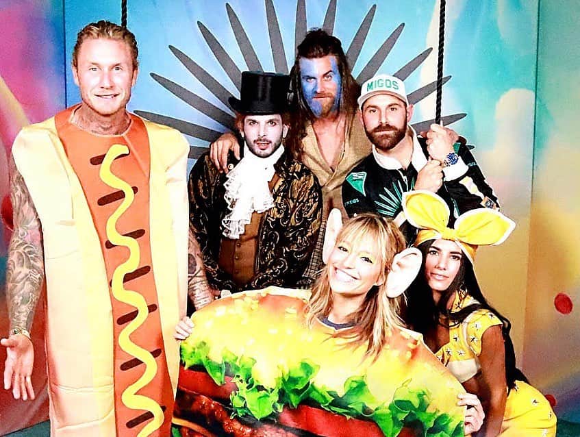 モデル、ブロック・オハーンのインスタグラム：「Had an incredible night with friends at the @casamigos Halloween party the other night. What are you all doing for Halloween this year? 😛 #freeeeeedom !!!!!」