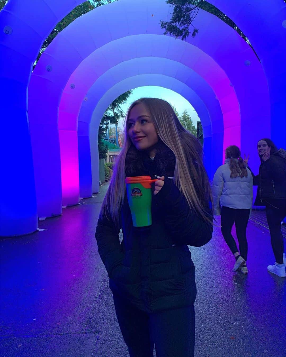 コニー・タルボットのインスタグラム：「Had the best day @altontowers  I could have never walked round the mazes by myself 😭being chased by chainsaws😰 (Just realised this girl photobombed me)😂😂」