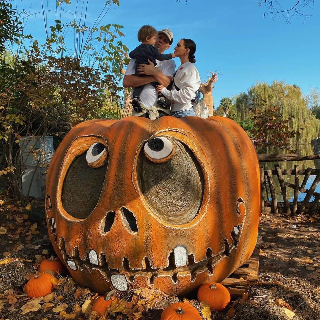 ヴォイチェフ・シュチェスニーのインスタグラム：「Quality time with my family🎃 @marina_official」