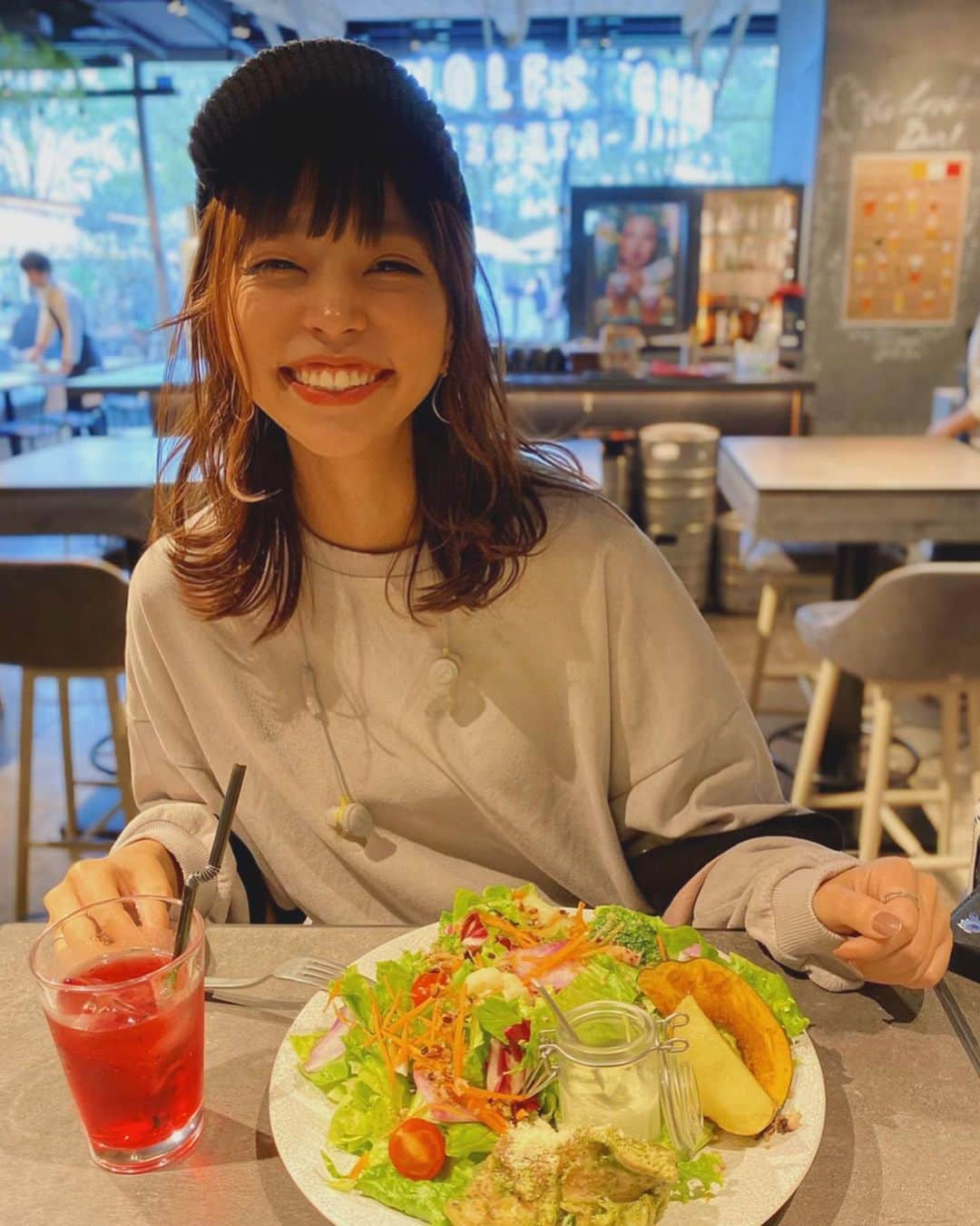 弘松芹香のインスタグラム：「山盛りじゃ〜！！🥗 . .  #ランチ #ごはん #お昼ごはん #野菜 #サラダ #チキン #サラダプレート #飯スタグラム #ベジスタグラム #東京ランチ  #山盛り #うまい #lunch #lunchtime #salad #chicken #basil #saladbowl #cranberry #yummy #tokyo #japan #🍴#🥗 #instagood #instalike #photography #vegetables #food #foodstagram」