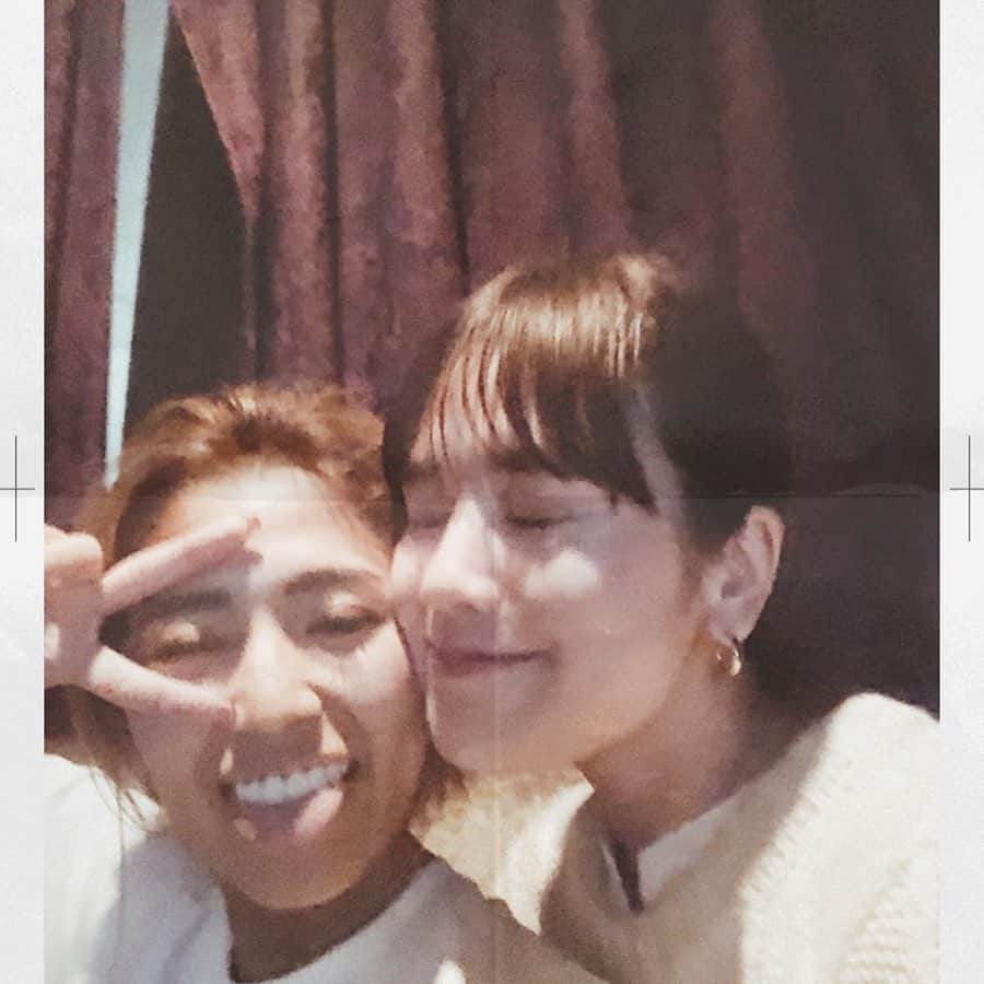 今井華さんのインスタグラム写真 - (今井華Instagram)「ここ最近ぽんぽんぽんって会うことがあって、会いたくても会えなかったりする時もあれば　こうしてタイミング良く立て続けに会えたりもする。これは必然だね って 出会いもそう。会うべくして会ったねって 今一緒にいる人と互いに言い合えた方が断然気持ちがいい。 人生をどんな人と過ごすか。 ありのままをどこまで愛せるか。あと生きるセンス磨けるかもw フェイクでない本質やリアルに迫るって大事だねってね🙏🏽✨ 何が言いたいって とにかくみーちゃんいい人すぎ！出会えて嬉しいんだ！ありがとう！☺️❤️ 私どしたの？って位盛れてないし 髪ぐしゃぐしゃだけどw(たぶん酔ってるw)思い出メモリー😂💕 #芯ついてる穏やか天使 #時たまスライムみたいなこ 笑」10月28日 3時07分 - imaihana